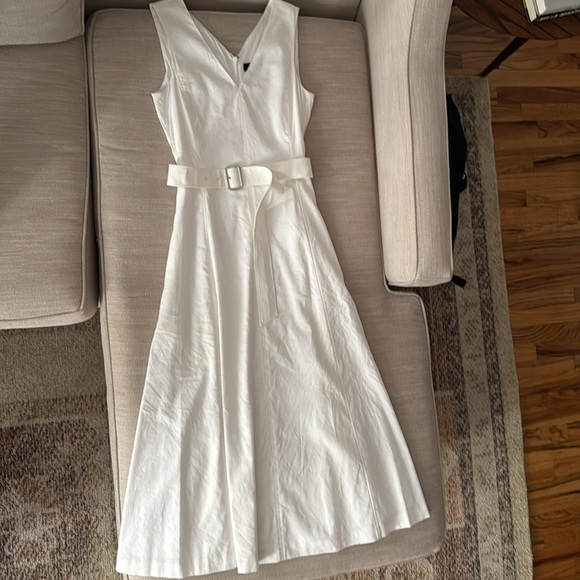 Theory V-Neck Volume Dress in Good Linen - Picture 2 of 8